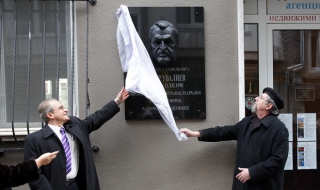 Петър Увалиев показа как се гради образът на достолепна държава