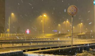 София се събуди в бяло, снеговалежът продължава