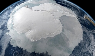 Гигантски мистериозен обект лежи под Антарктида