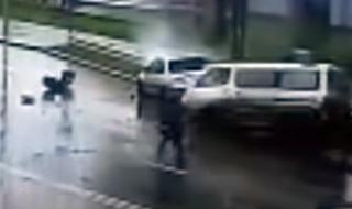 Полицай спаси дете изпод колелата на микробус (ВИДЕО)