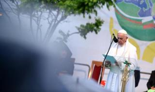 Задържаха две деца, заплашвали папа Франциск по телефона