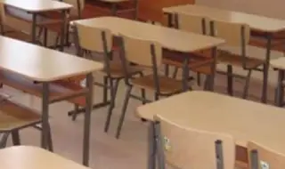 Ученици потрошиха класна стая