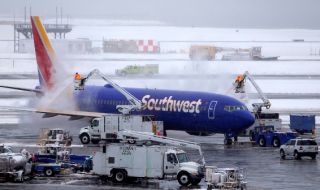 Самолет излезе от заледена писта в САЩ