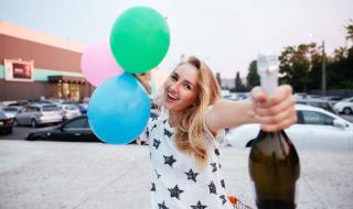 Супер блондинка изпива бутилка алкохол за 15 секунди (ВИДЕО)