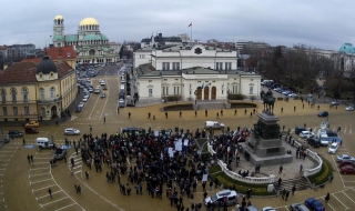 Протест пред парламента срещу новия заем (Обновена)