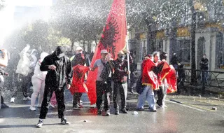 Chaos in Tirana: stones, burning containers and water cannons on the streets