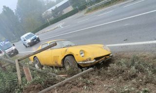 Рядко и суперскъпо Ferrari катастрофира в Италия
