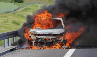 Шофьор отказа да излезе от горящата си кола, бил монтьор