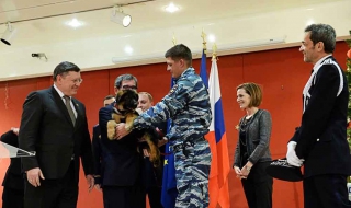 Овчарка от Русия подсилва френската полиция (Видео)