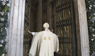 Папата отвори Свещената врата на базиликата „Свети Петър“ (Видео)