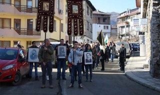 Шествия срещу промените в учебниците заляха България