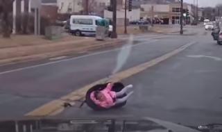 Дете изпадна от кола по време на движение (ВИДЕО)