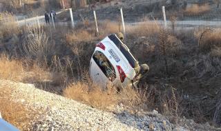 Гърци катастрофираха на АМ „Струма” с кола под наем