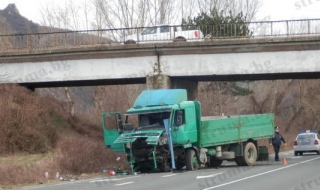 Камион падна от мост върху път Е-79 (Снимки)