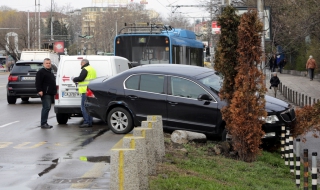 Кола на парламента се блъсна в тролейбус