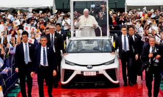 Папата се качи на папамобил с водородно гориво