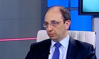 Василев: Не трябва да се вадят пари от частните фондове