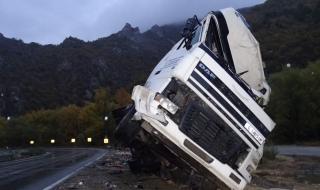 Два тежкотоварни камиона катастрофираха край Велико Търново, има и жертва