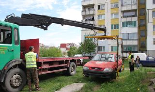 Хиляди изоставени коли задръстват улици и тротоари в София, само в един район те са над 200