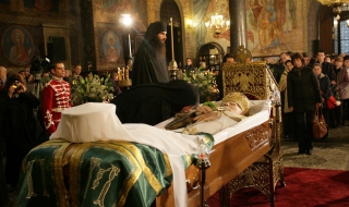 Хиляди миряни си вземат последно сбогом с патриарх Максим