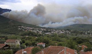 Пожарът на Тасос е ограничен далеч от хотелите