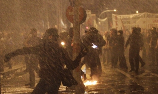 Размирици в Атина заради драконовските икономии