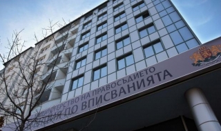 Близо 7000 детски градини и училища са пререгистрирани