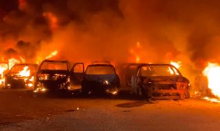 Изгоряха 40 коли, подготвени за продажба (ВИДЕО)