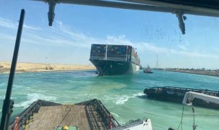 Товарен кораб отново заседна в Суецкия канал