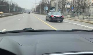 Кой шофира в бус лентата?