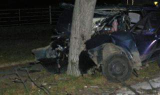 19-годишен с отнета книжка загина, разбивайки лек автомобил в дърво