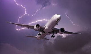 Мълния ударила самолет в небето над Новосибирск