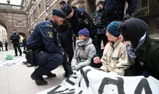 Полицията отстрани принудително Грета Тунберг от входа на шведския парламент