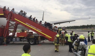 Самолет на Сингапур Еърлайн пламна след аварийно кацане