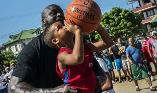 Шакил О&apos;Нийл разкри баскетболни тайни на кубински деца (видео)
