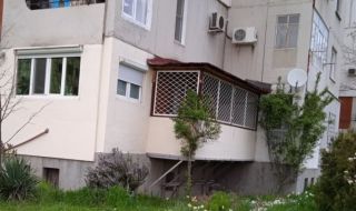 Собственици на панелно жилище си пристроиха балкон към сградата