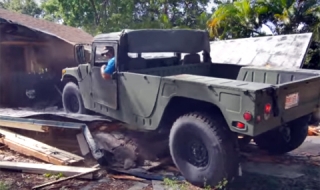 Военни Hummer-и бутат къщи