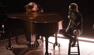 По дънки и без грим: Лейди Гага плени сърцата на всички с изпълнението си на Оскарите (ВИДЕО)