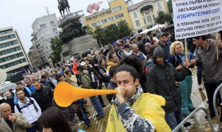 Протестиращи замериха парламента с черен хайвер