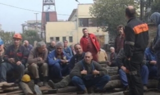 Миньори от "Черно море" блокираха път за 5 минути