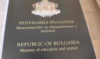 Половината висшисти с работа за среднисти