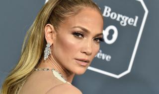 Дженифър Лопес продължава да изненадва със секси визия