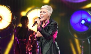 Пинк си счупи глезена (СНИМКА)