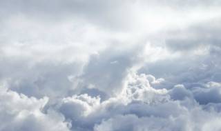 Слънцето надзърта зад облаците