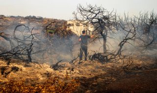 Турция евакуира гражданите си от остров Родос и изпрати помощ за борба с пожарите
