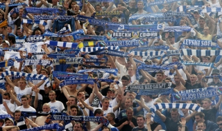 Посрещнаха Петев с възгласи „чорбар“