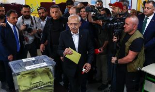 Съперникът на Ердоган! Кемал Кълъчдароглу гласува в Анкара
