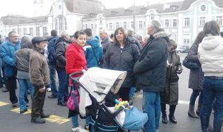 Работници отново блокираха кръстовище в Бургас