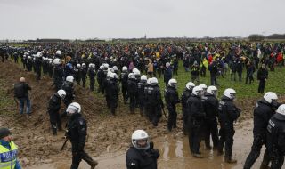 Близо 70 полицаи са ранени по време на протест