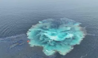 Спасиха 24 моряци от горящия край Йемен кораб, натоварен с втечнен газ